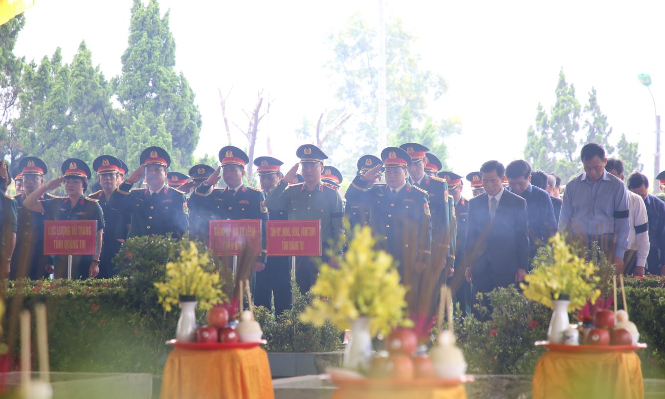 Ngoài trời mưa nặng hạt, nhưng việc truy điệu, an táng các hài cốt liệt sĩ diễn ra trang nghiêm, xúc động. Ảnh: Hưng Thơ