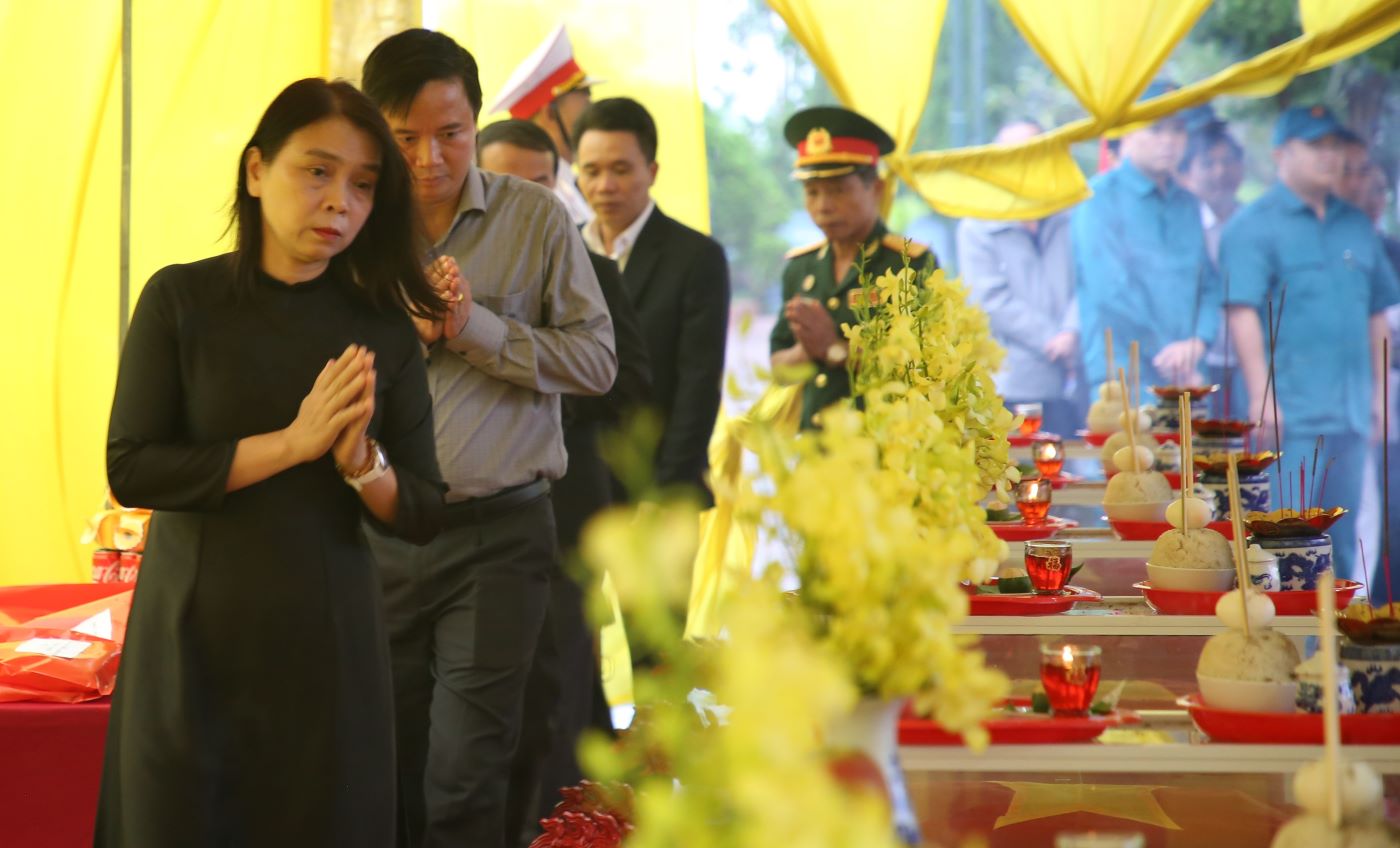 Các đại biểu tưởng niệm các anưh hùng liệt sĩ. Ảnh: Hưng Thơ