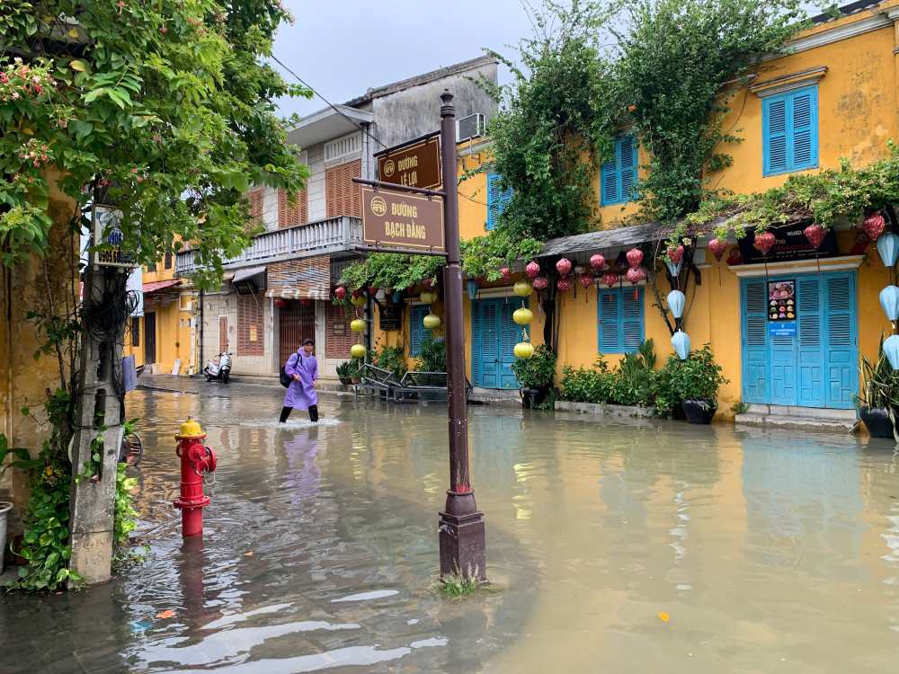 Một số tuyến đường ven sông tại phường Hội An, Đà Nẵng ngập nước. Ảnh: Huyền Hiếu