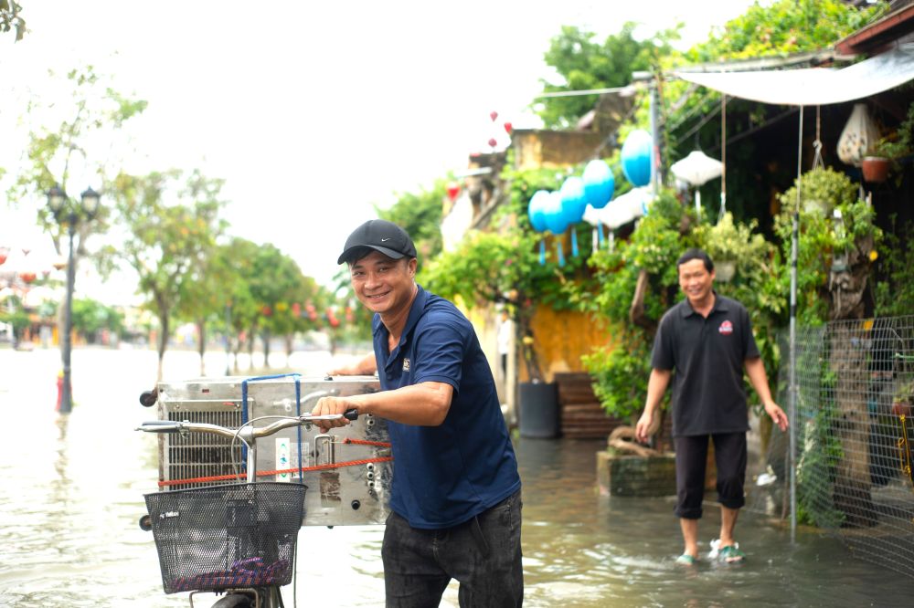 Nhiều hộ kinh doanh di dời, kê cao đồ đạc để tránh thiệt hại khi nước dâng cao. Ảnh: Ngọc Hiếu