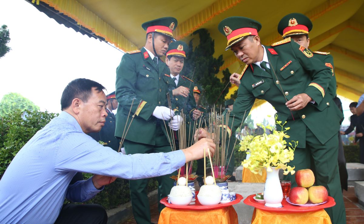 Ông Nguyễn Đăng Quang - Phó Bí thư Tỉnh ủy Quảng Trị (trái ảnh) cùng các đại biểu dâng hương lên các phần mộ liệt sĩ. Ảnh: Hưng Thơ