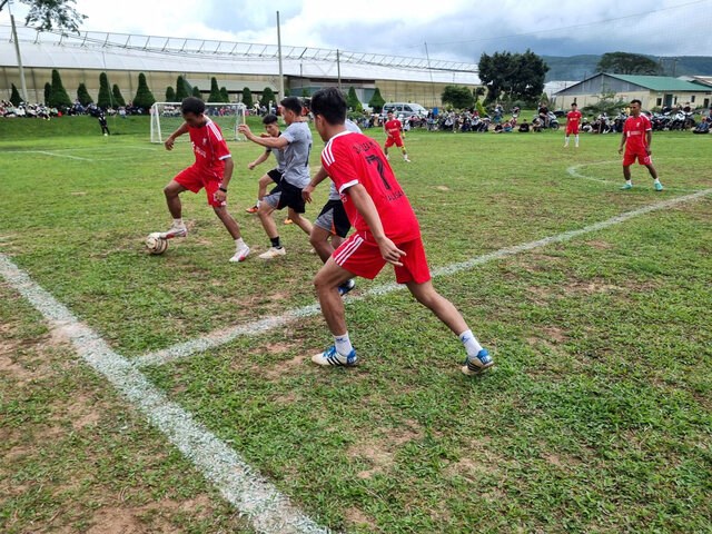 Hơn 100 công nhân ở Lâm Đồng tranh tài sôi nổi tại giải bóng đá công đoàn tổ chức