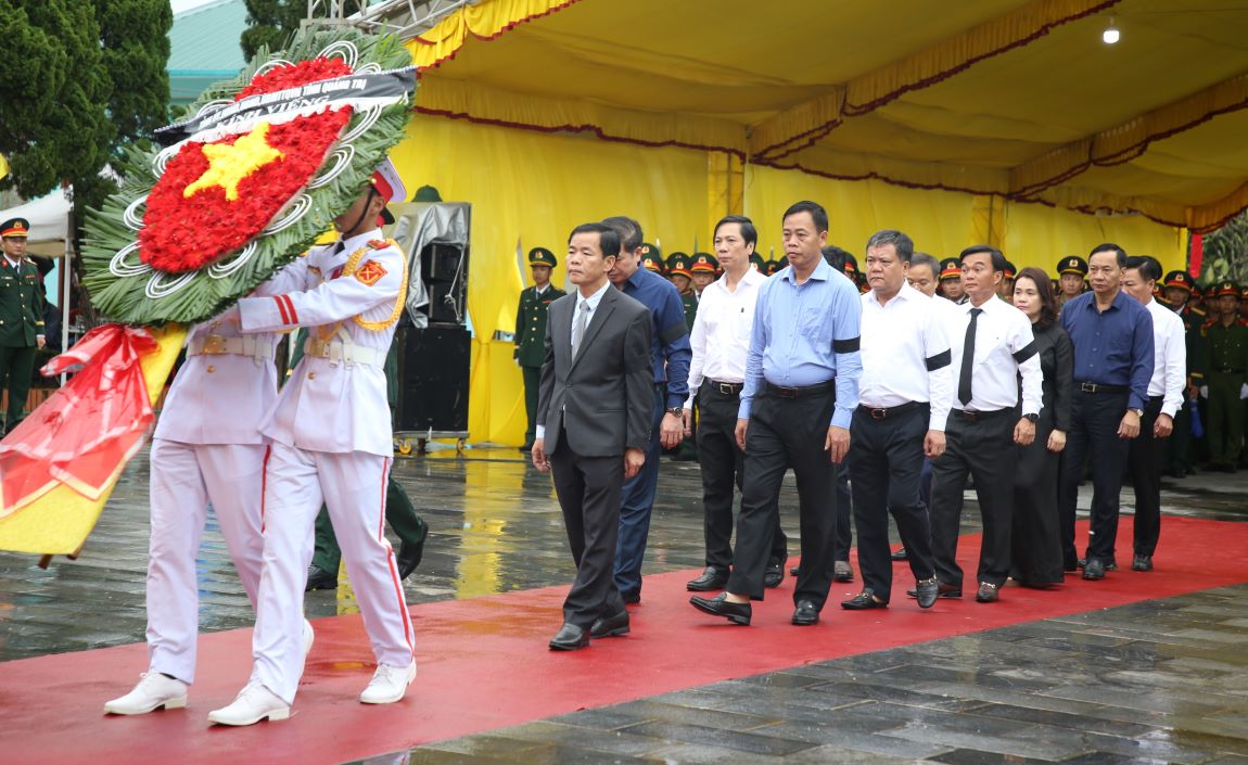 Lãnh đạo Tỉnh ủy, Hội đồng nhân dân, Ủy ban nhân dân, Ủy Ban Mặt trận Tổ quốc Việt Nam tỉnh Quảng Trị dâng hoa. Ảnh: Hưng Thơ