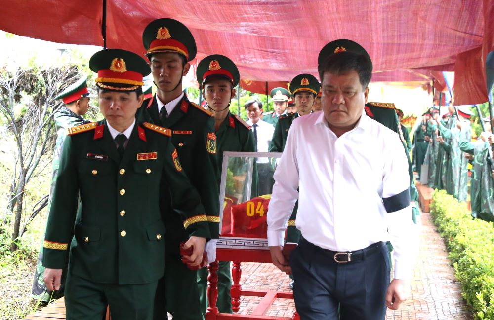 Ông Trần Phong - Phó Bí thư Tỉnh ủy, Chủ tịch Ủy Ban nhân dân tỉnh Quảng Trị (áo trắng) đưa liệt sĩ đến nơi an táng. Ảnh: Hưng Thơ
