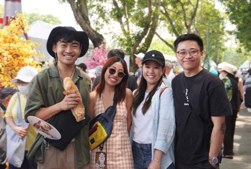 Khách quốc tế thưởng thức bánh mì. Ảnh: Ngọc Ánh