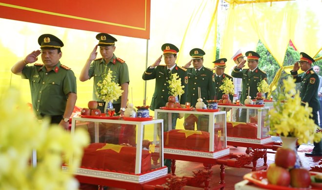 Lễ truy điệu, an táng hài cốt liệt sĩ ở Quảng Trị diễn ra dưới cơn mưa nặng hạt