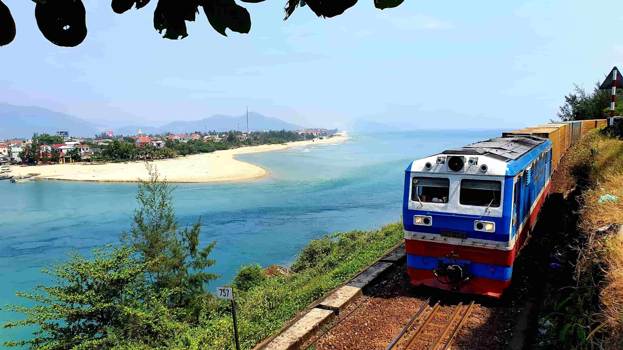 Công ty Cổ phần Đường sắt Việt Nam ngừng chạy hai đôi tàu HĐ1/2, HĐ3/4 có hành trình Huế - Đà Nẵng trong các ngày 23 và 24.10. Ảnh: Phúc Đạt