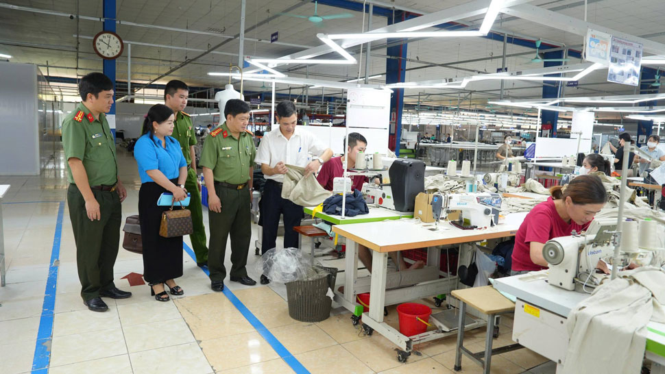 Phòng An ninh kinh tế Công an tỉnh Lào Cai tăng cường công tác kiểm tra, nắm tình hình tại các cơ sở kinh doanh, sản xuất. Ảnh: Giang Lương