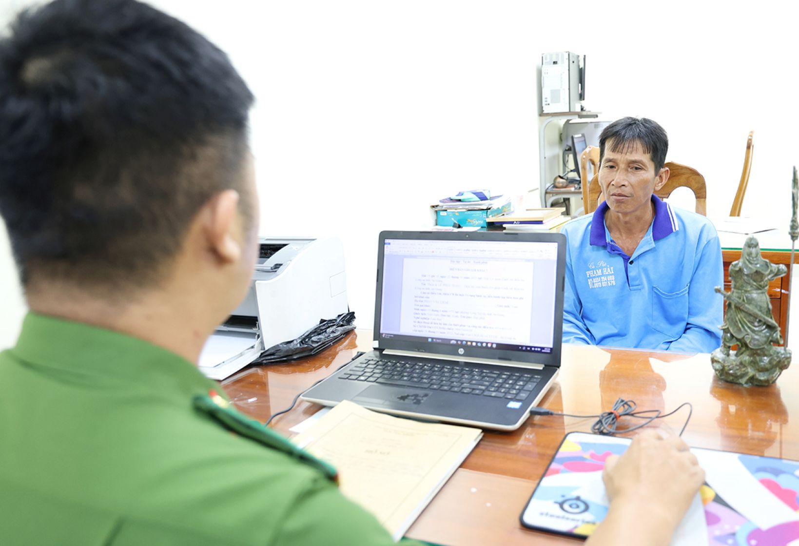 Đối tượng Phan Văn Liêm khai nhận tại cơ quan Công an. Ảnh: Vũ Tiến