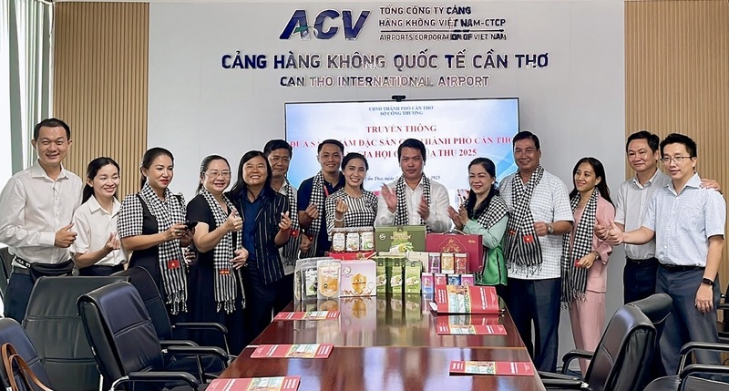 Các doanh nghiệp chụp ảnh lưu niệm tại hội nghị. Ảnh: Khánh Ngọc.