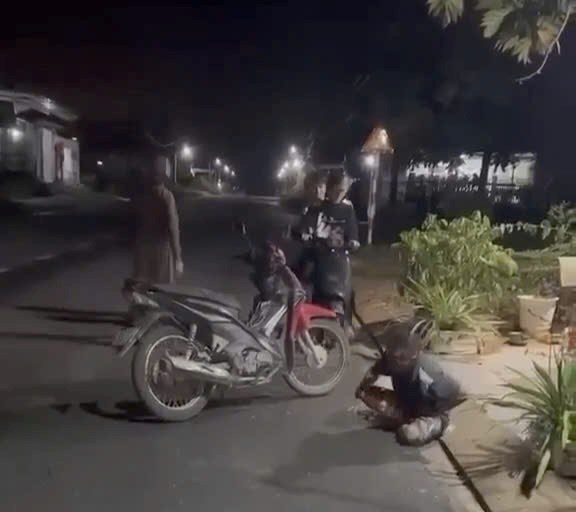 Truy tìm kẻ chém trọng thương 2 người trong phòng trọ ở Quảng Ngãi