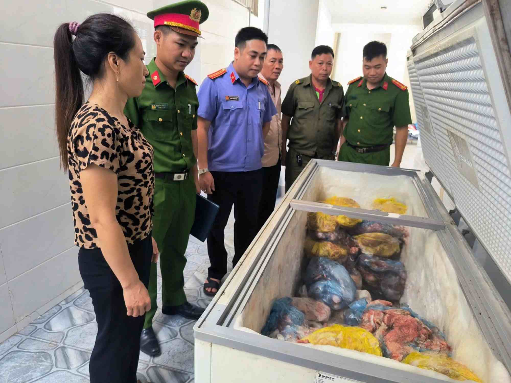 Công an xã Vạn An phối hợp kiểm tra, thu giữ thịt lợn thành phẩm chưa qua kiểm dịch chuẩn bị đưa ra thị trường. Ảnh: Ngọc Anh