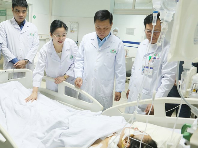 Lãnh đạo tỉnh Nghệ An thăm nhân viên y tế bị thương sau vụ bị tấn công bằng dao