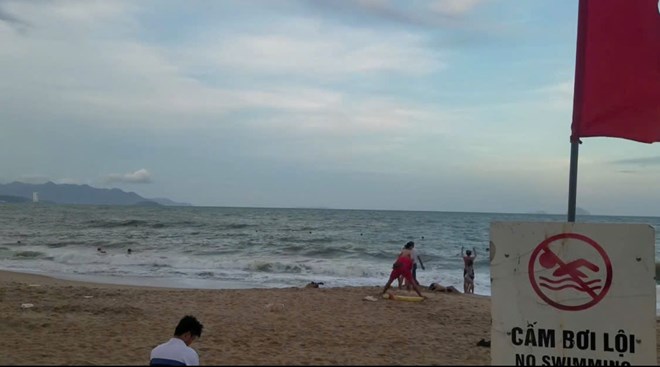 Nha Trang cảnh báo du khách không tắm biển trong thời tiết nguy hiểm