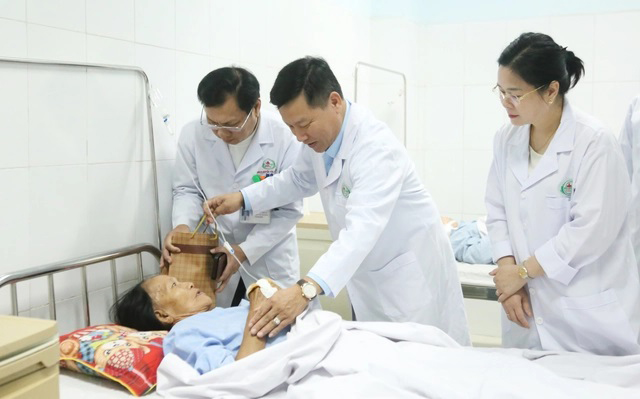 Phó Chủ tịch UBND tỉnh Nghệ An Hoàng Phú Hiền chỉ đạo tập trung điều trị cho các nạn nhân. Ảnh: Từ Thành