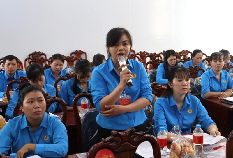 Hội nghị đại biểu Công đoàn xã Nhuận Đức đề ra nhiệm vụ tăng cường hỗ trợ công đoàn cơ sở thương lượng, ký thỏa ước lao động tập thể. Ảnh: Đức Long