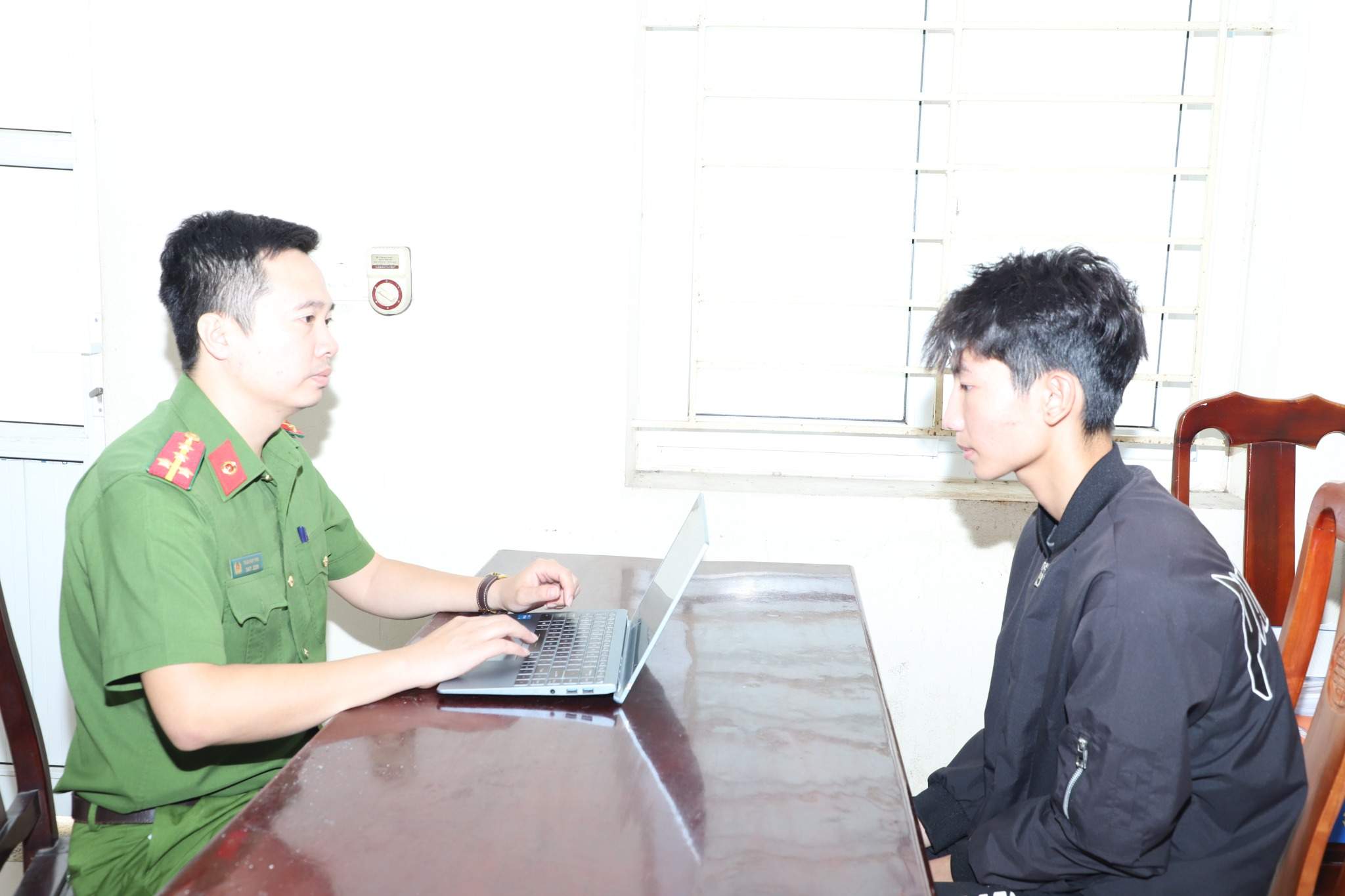 Cơ quan Cảnh sát điều tra lấy lời khai đối tượng Nguyễn Thành Long. Ảnh: Nguyễn Bình