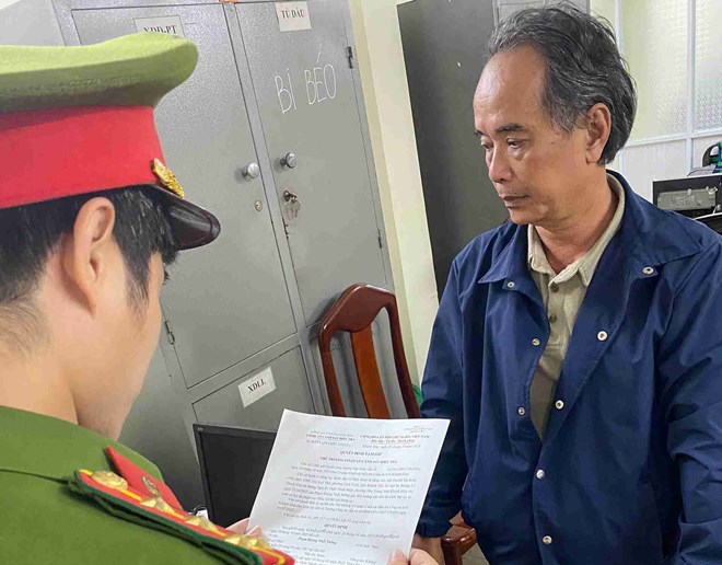 Công an tạm giữ người đàn ông đánh tài xế taxi giữa đường phố Nha Trang