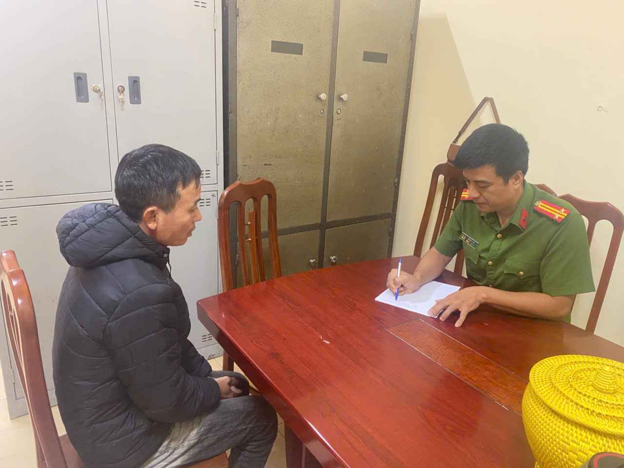 Bị khởi tố vì cá cược “Tài Xỉu MD5” trên điện thoại. Ảnh: Công an tỉnh Hưng Yên