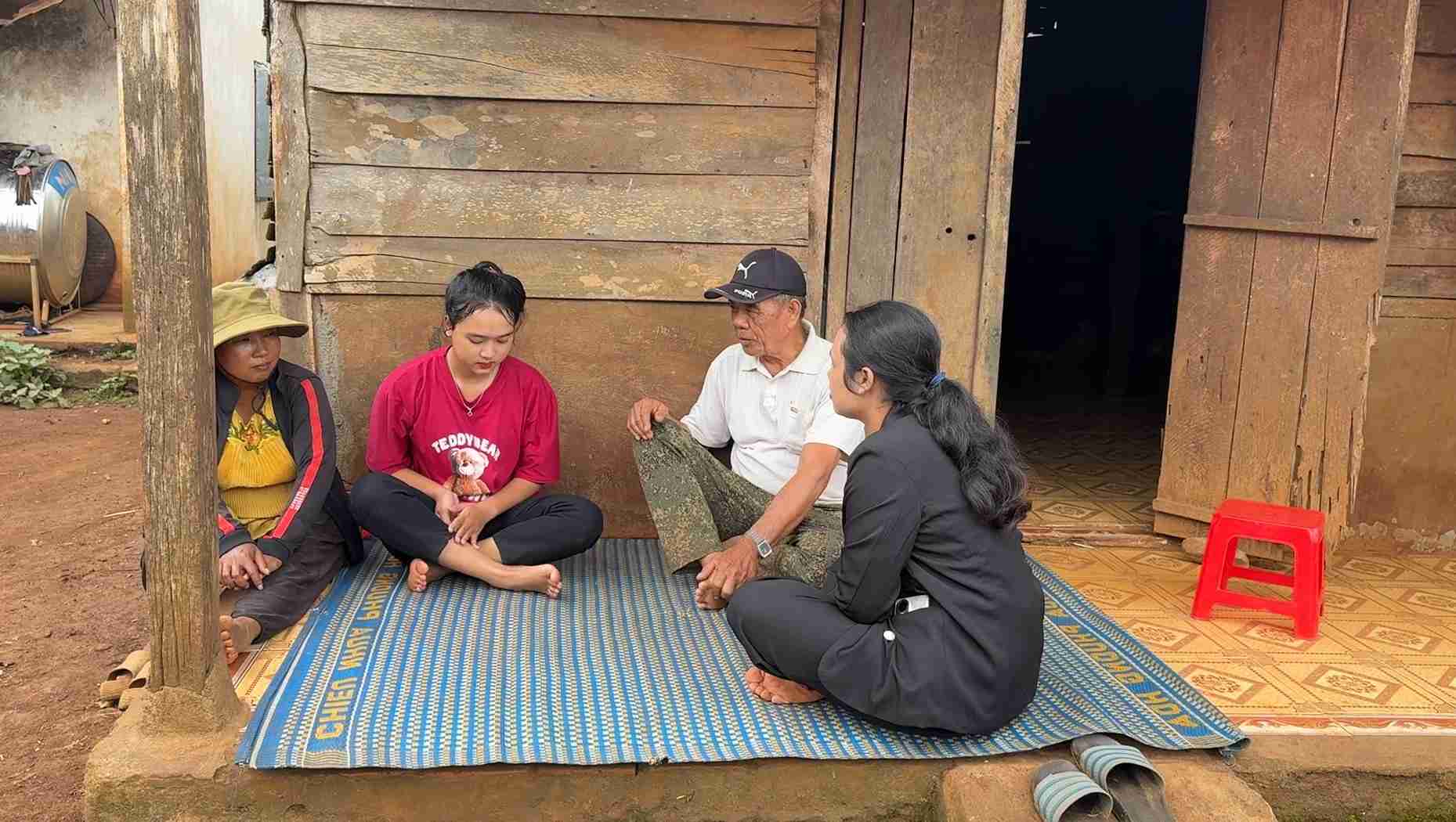 Người có uy tín động viên đồng bào dân tộc thiểu số nỗ lực vươn lên bằng chính đôi chân của mình. Ảnh: Bảo Lâm