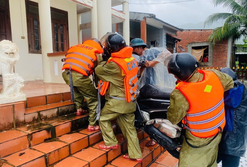 Trắng đêm chạy lũ, lực lượng chức năng kịp thời hỗ trợ sơ tán người, tài sản của nhân dân bị ngập sâu tại xã Thượng Đức, Đà Nẵng. Ảnh: Trường An