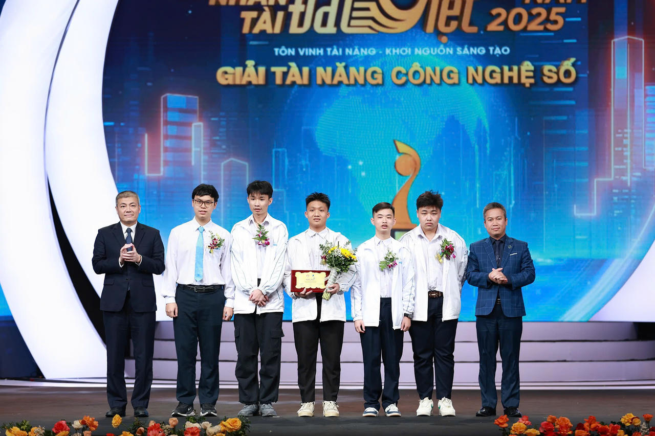 Giải thưởng Tài năng công nghệ số thuộc về Hệ thống hỗ trợ học tập thông minh (Clauto) của Nhóm học sinh Trường Trung học phổ thông chuyên Khoa học Tự nhiên (Ảnh: BTC)