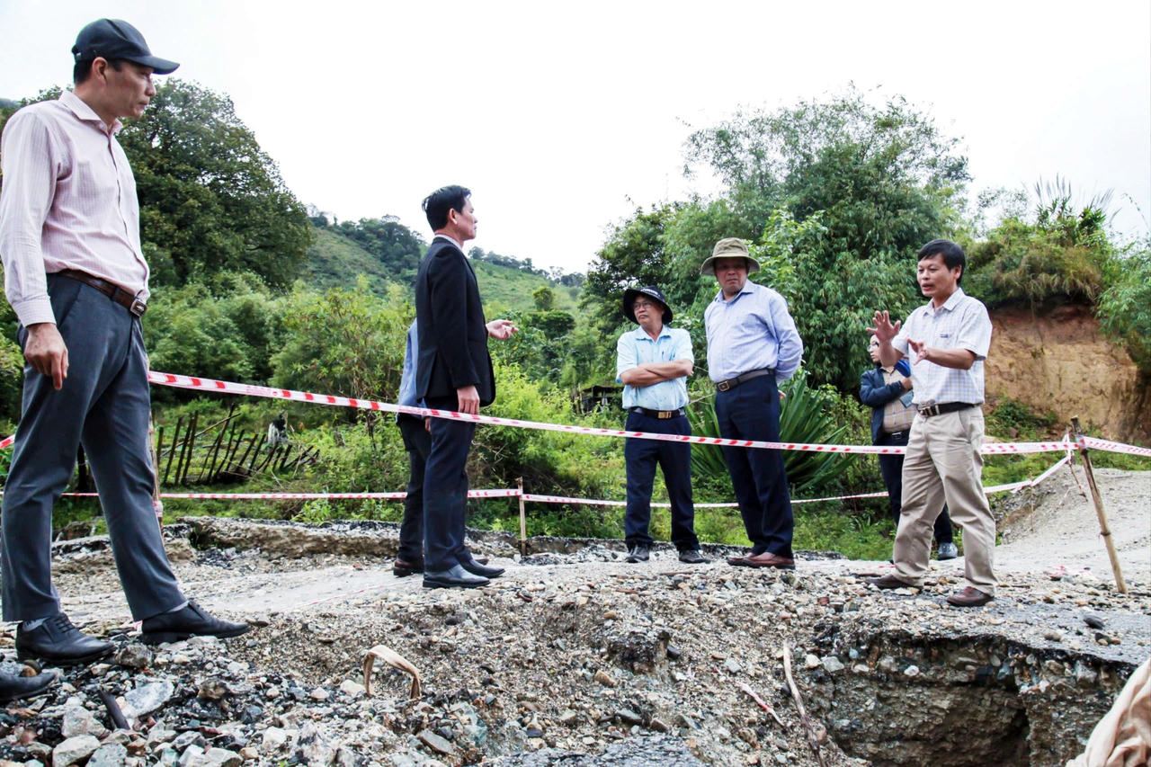 Ông Nguyễn Đức Tuy (đội nón tai bèo màu nâu) kiểm tra thực tế các điểm sạt lở ở xã Tu Mơ Rông.