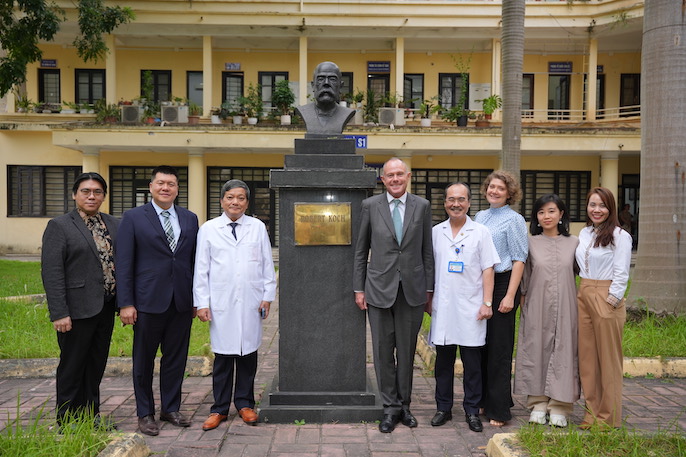 Lãnh đạo Bệnh viện Phổi Trung ương tiếp đón Ngài .Ảnh: BVCC