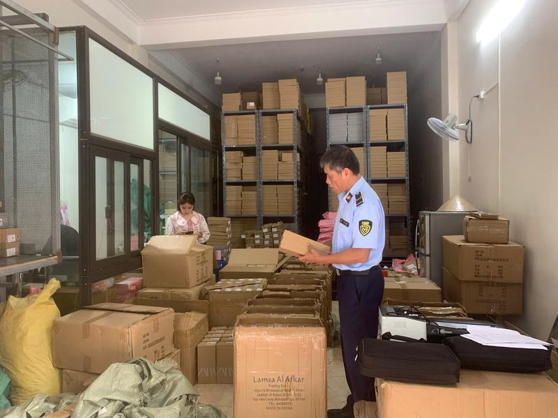 Đội Quản lý thị trường số 1 kiểm tra cơ sở kinh doanh của ông Phan Huy Dũng. Ảnh: QLTTHN