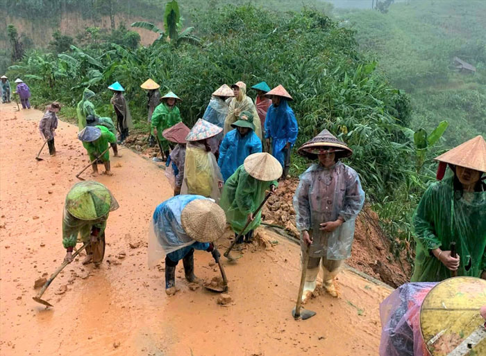 Người dân xã Ngọc Linh chung tay ra đường nỗ lực khơi thông, dọn dẹp bùn đất. Ảnh: Ngọc Chí
