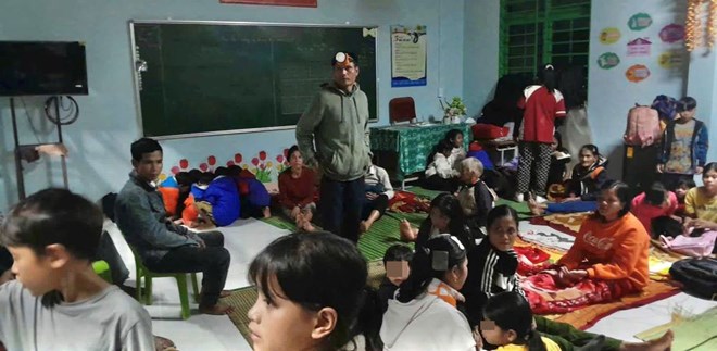 Điểm trường vùng cao Đà Nẵng trở thành nơi trú ẩn cho người dân trong mưa lũ