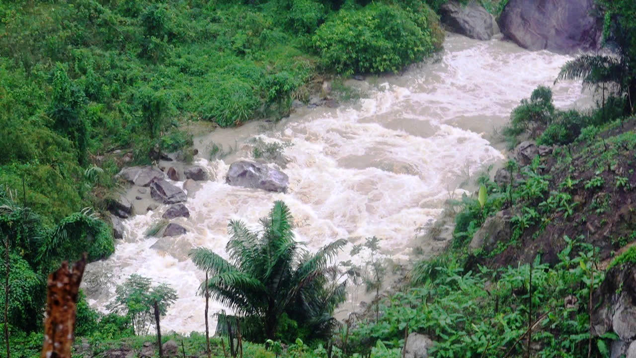 Nước lũ trên thượng nguồn đổ về cuồn cuộn.