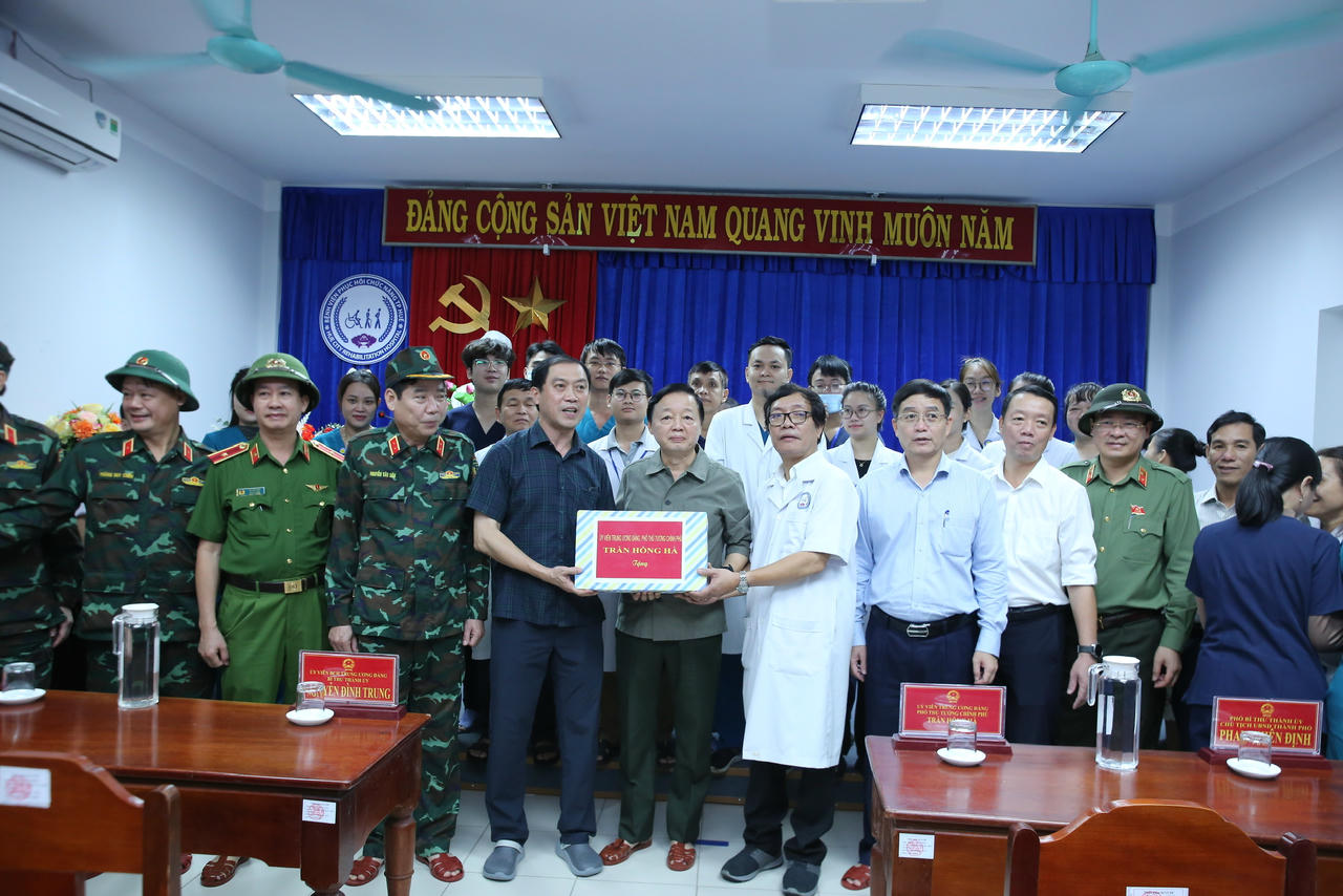 Đoàn công tác tặng quà cho cán bộ nhân viên bệnh viện phục hồi chức năng TP Huế