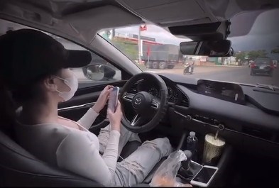 Công an xác minh người phụ nữ thả 2 tay lái xe, lướt điện thoại