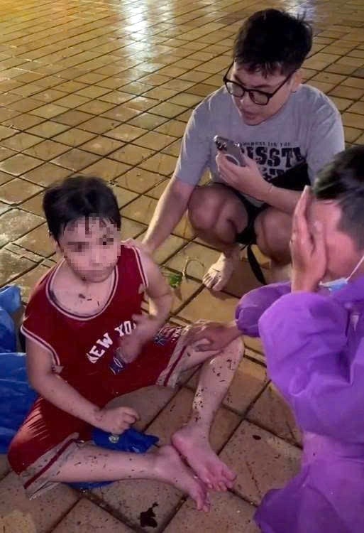 Trên người bé trai dính nhiều rác gỗ mục và dấu hiệu hoảng loạn sau khi được vớt lên dưới dòng nước xiết, còn người lớn cũng trải qua phen thót tim. Ảnh: Trường An