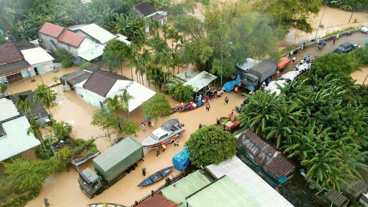 Đà Nẵng được tiếp sức vượt lũ dữ từ sự đồng cảm, sẻ chia, tình người khắp nơi trên cả nước.