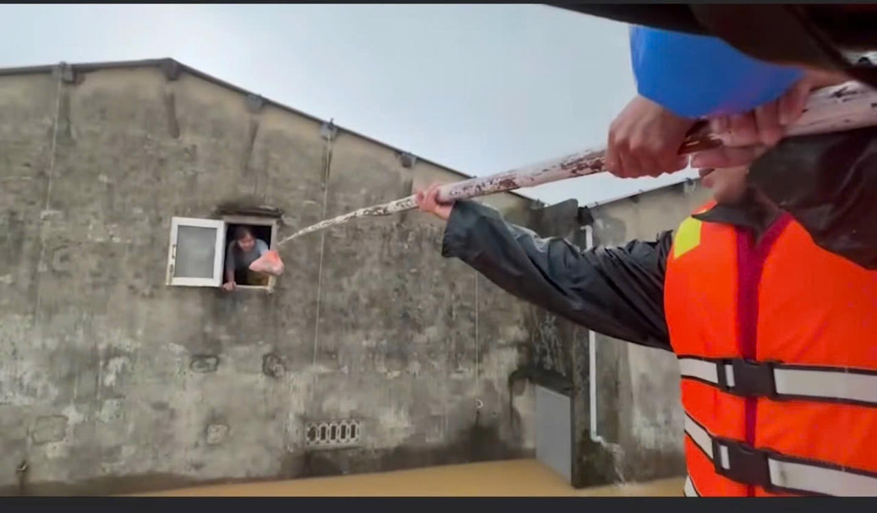 Rất nhiều hình ảnh gây xúc động những ngày qua ở vùng ngập lụt