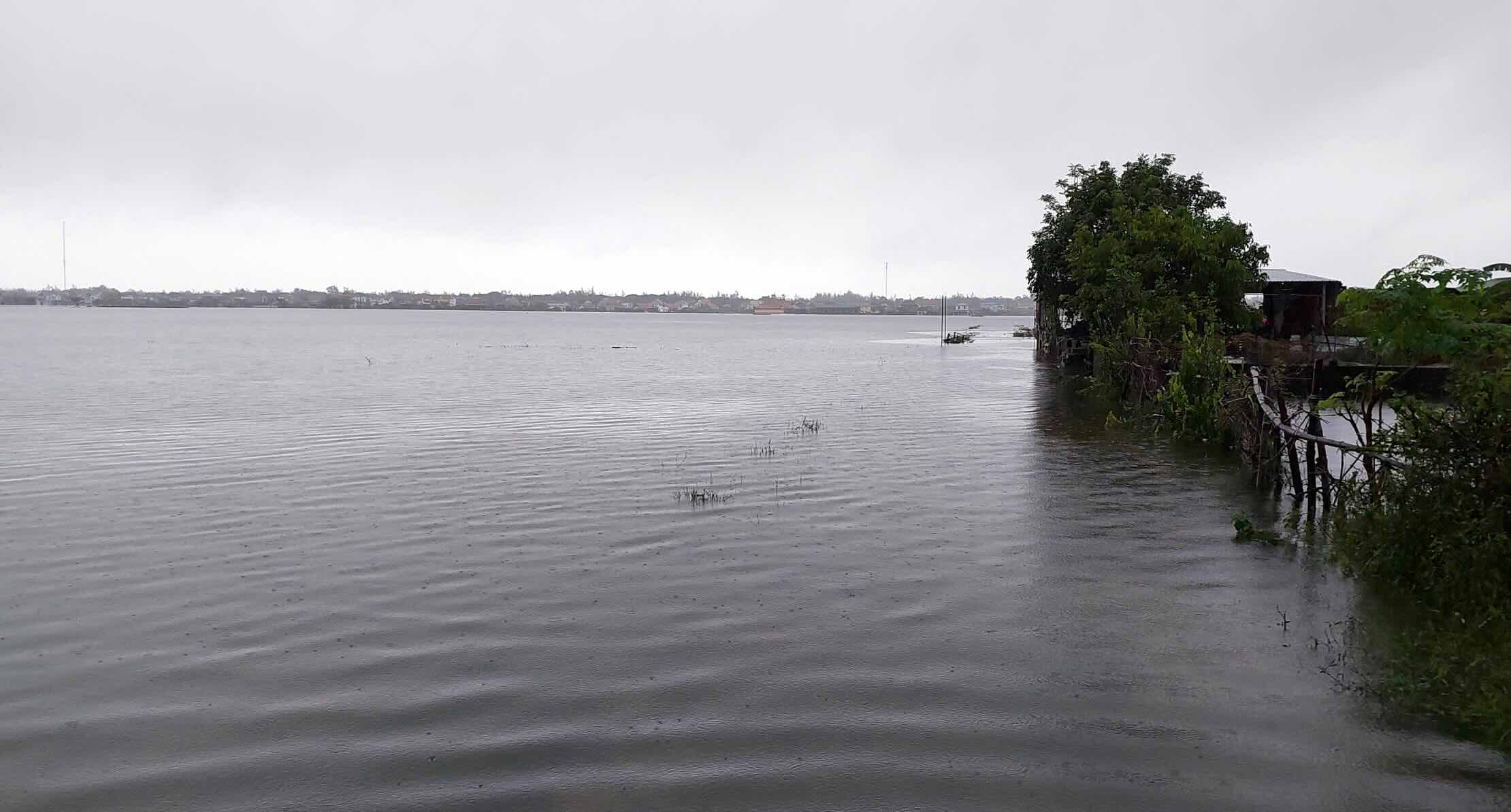 Mưa lớn khiến nhiều nơi tại xã Quảng Trạch ngập sâu. Ảnh: Thanh Sơn