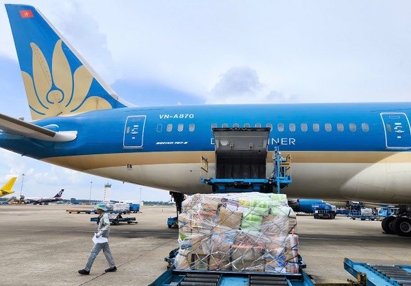 Hàng cứu trợ của Mặt trận Tổ quốc được Vietnam Airlines vận chuyển miễn phí vào miền Trung