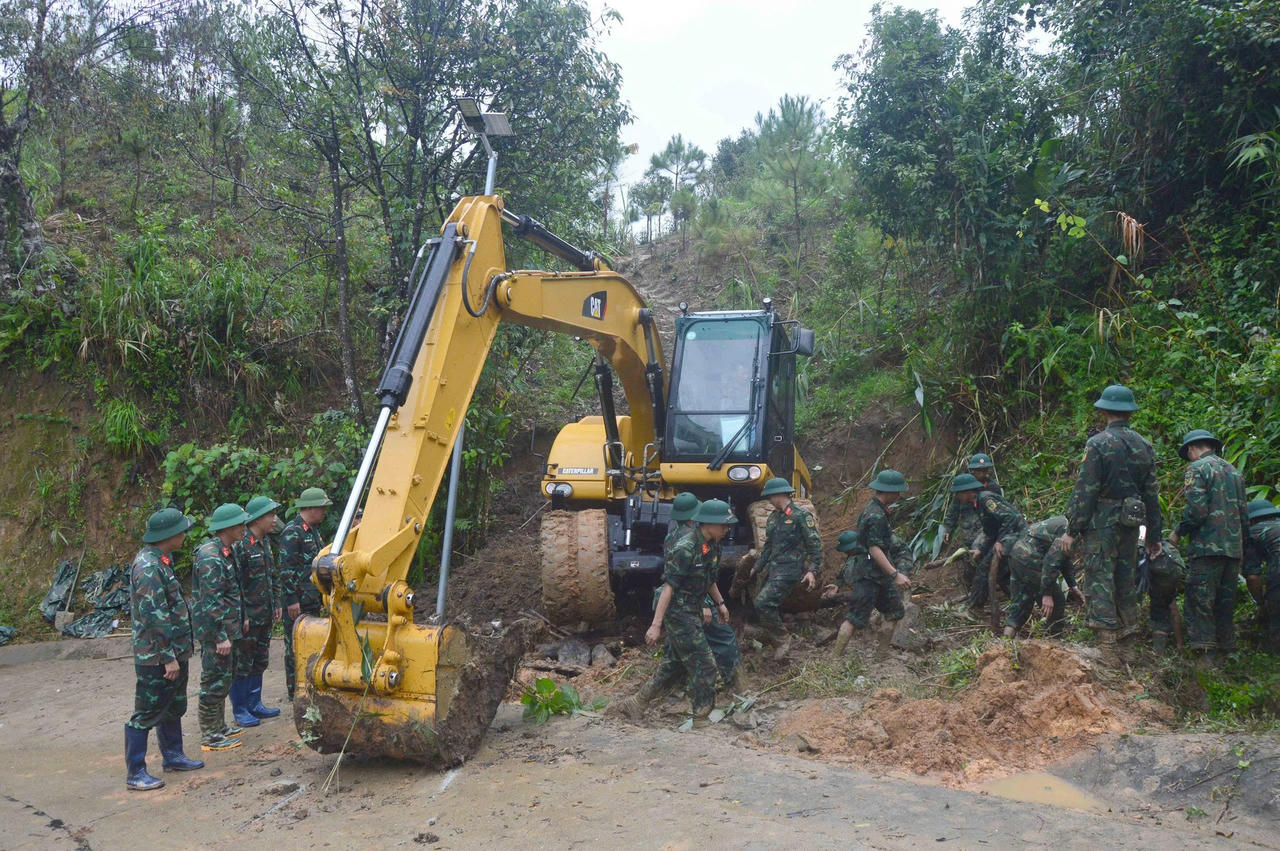 Bộ đội mở đường mới vào xã Ngọc Linh. (Ảnh: Tám Bảy)