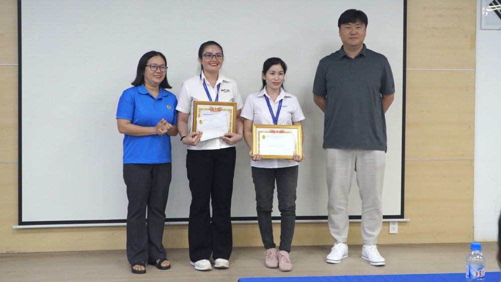 Trao 2 Giải đặc biệt là Giải Phụ nữ Hai giỏi Vượt khó và Giải Phụ nữ Hai giỏi Truyền cảm hứng. Ảnh: Nguyên Anh