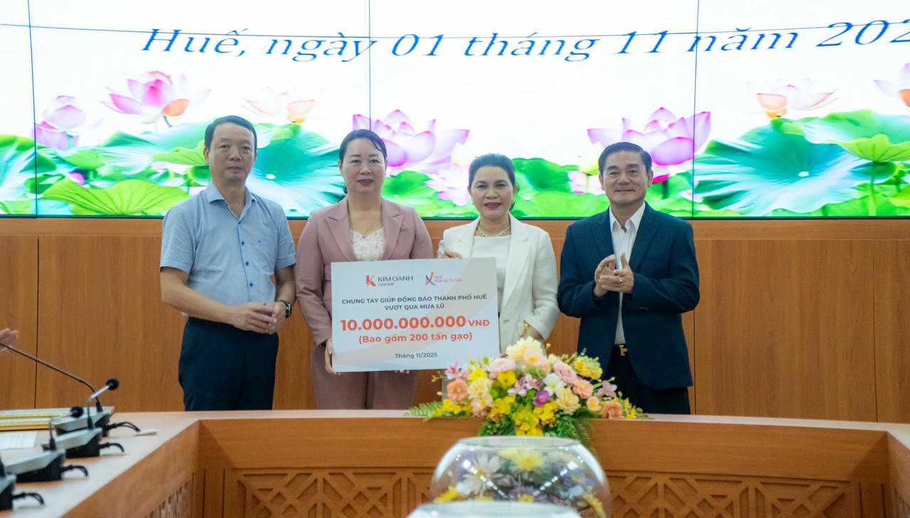 Đại diện Quỹ Khởi sự Từ Tâm trao 10 tỷ đồng tới MTTQ TP Huế. (Ảnh: Tám Bảy)
