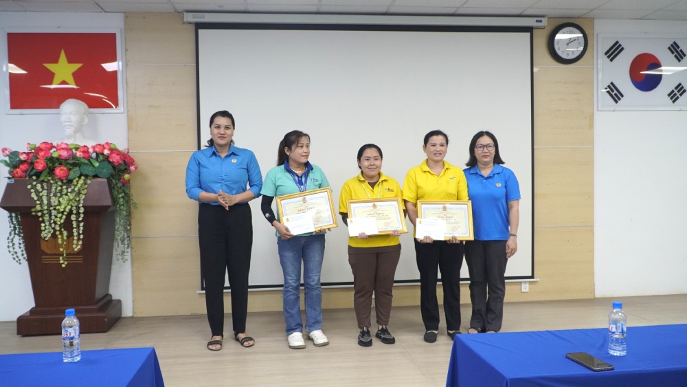 3 đoàn viên nữ xuất sắc đạt thành tích Phụ nữ Hai giỏi 2 năm liên tiếp và nhận được khen thưởng từ LĐLĐ tỉnh An Giang. Ảnh: Nguyên Anh