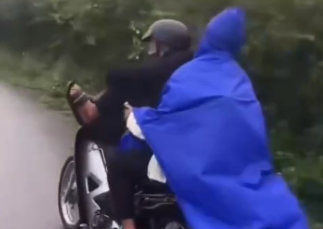 Triệu tập nam sinh lớp 12 điều khiển xe máy bằng chân