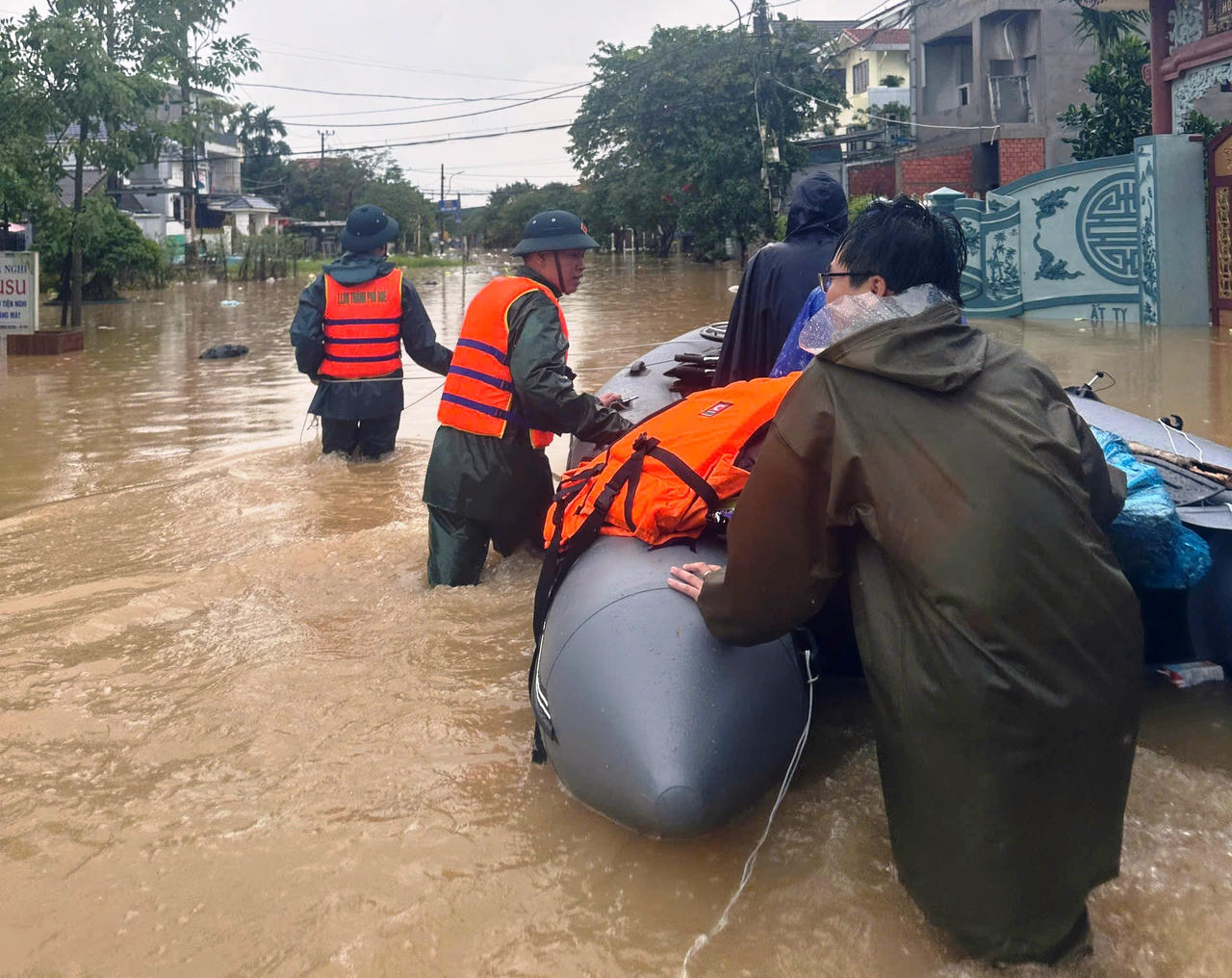 Lực lượng chức năng TP Huế đến các khu vực ngập sâu để hỗ trợ, sơ tán người dân.  (Ảnh: VGP)