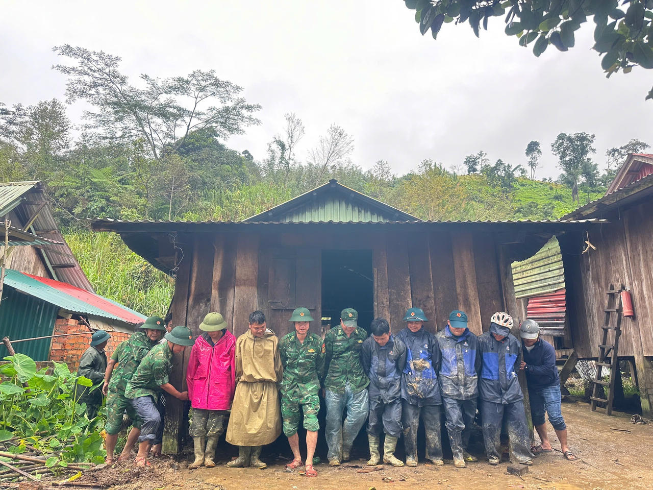 Bộ đội tại Đà Nẵng hỗ trợ di dời nhà của  người dân trước nguy cơ sạt lở. (Ảnh: thế Phong)