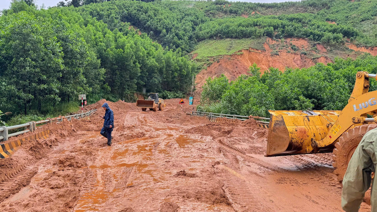 Mưa lớn kéo dài làm đường Trường Sơn Đông và đường Hồ Chí Minh (nối Đà Nẵng - Quảng Ngãi) phát sinh nhiều điểm sạt lở mới.  (Ảnh: Cục Đường bộ)