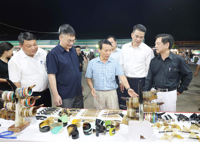 Các đại biểu tham quan triển lãm các sản phẩm OCOP, thủ công mỹ nghệ và làng nghề xã Mê Linh, TP. Hà Nội. Ảnh: N.H.