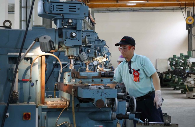 Cụ thể hóa đẩy mạnh học tập suốt đời trong công nhân, lao động