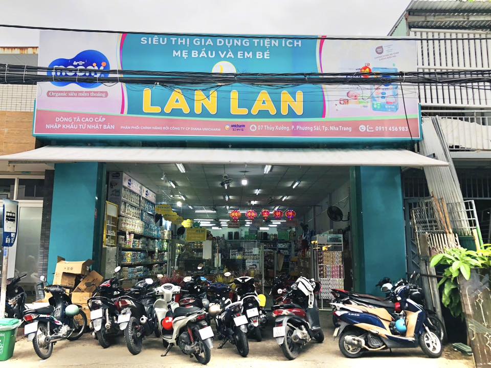 Người dân đến các cửa hàng điện tử mua sắm đèn pin, sạc dự phòng trước khi bão đổ bộ. Ảnh: Hữu Long